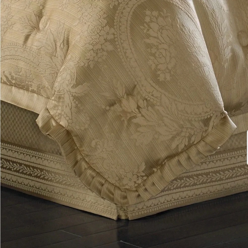 J. Queen New York Five Queens Court Napoleon Comforter Set - CAL- King. NEW
